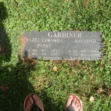 GARDINER Raymond 1916-2008 &amp; Hazel Leonora Pansy 1925-1987