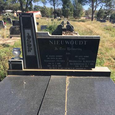 NIEUWOUDT Hermanus Petrus 1886-1964 &amp; Magdalena Albertina GERMISHUYSEN 1900-1980