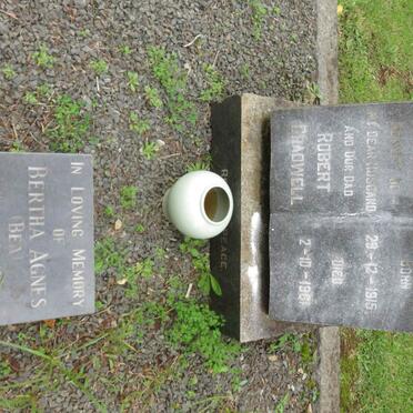 GRADWELL Robert 1915-1961 &amp; Bertha Agnes 1915-1990