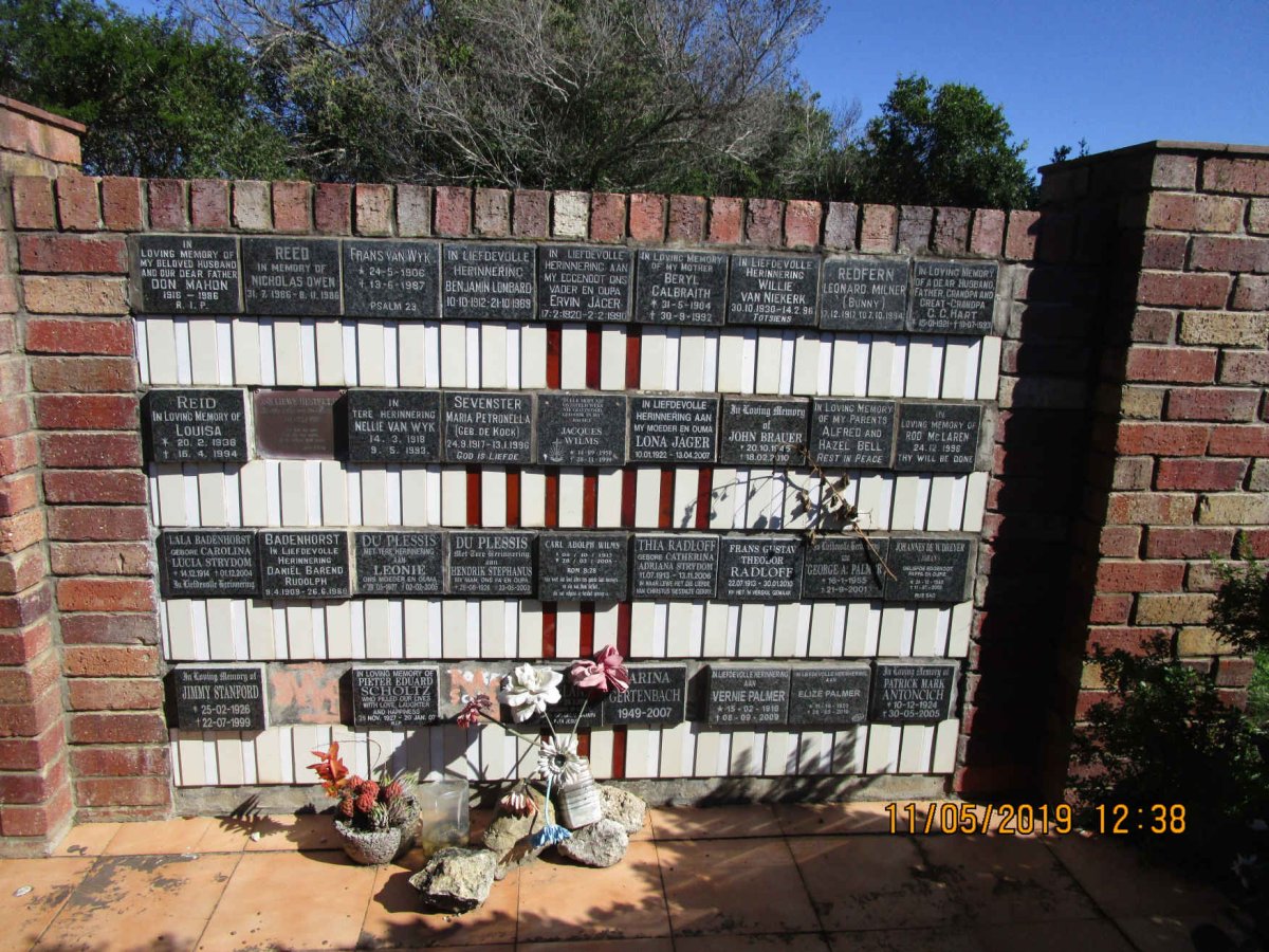 1. Memorial Wall Boesmansrivier cemetery