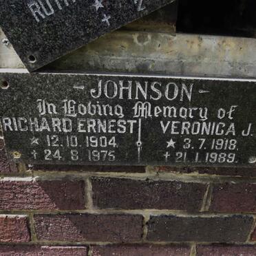 JOHNSON Richard Ernest 1904-1975 &amp; Veronica J. 1918-1989