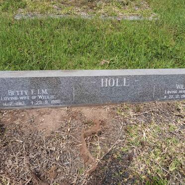 HOLL Willie W.F. 1900-1990 & Betty E.I.M. 1913-1980