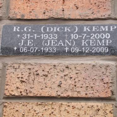 KEMP R.G. 1933-2000 &amp; J.E. 1933-2009
