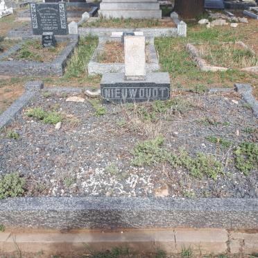 NIEUWOUDT