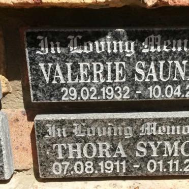 SAUNDERS Valerie 1932-2007 :: SYMONS Thora 1911-2009