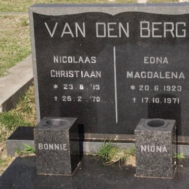 BERG Nicolaas Christiaan, van den 1913-1970 &amp; Edna Magdalena 1923-1971