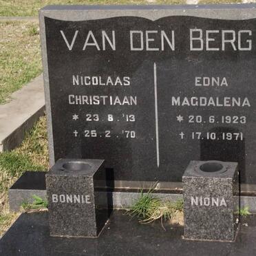 BERG Nicolaas Christiaan, van den 1913-1970 &amp; Edna Magdalena 1923-1971