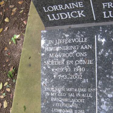 LUDICK Lorraine 1940-2002