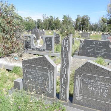 HOLTZHAUSEN Theunis J.P. 1932-2006 &amp; Sarah M. 1928-1985