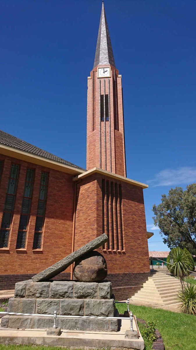 2. Oorsig van kerk met graf in die voorgrond