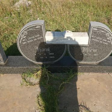 ? Hans 1899-1984 &amp; Miem 1907-