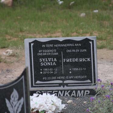 STEENKAMP Frederick 1958- &amp; Sylvia Sonia 1963-2010
