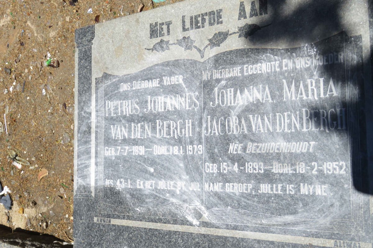 BERGH Petrus Johannes, van den 1891-1973 &amp; Johanna Maria Jacoba BEZUIDENHOUDT 1893-1952