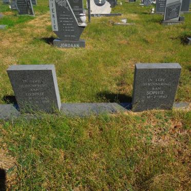 ? Hennie 1942-1989 &amp; Sophie 1943-