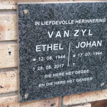 ZYL Johan, van 1944- &amp; Ethel 1944-2017