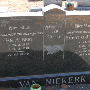 NIEKERK Jan Albert, van 1898-1979 &amp; Stoffelina J. V.D. BERG 1904-1993