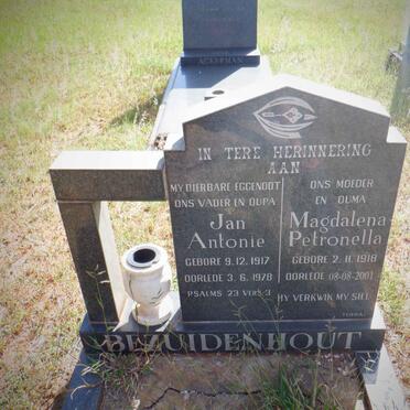 BEZUIDENHOUT Jan Antonie 1917-1978 &amp; Magdalena Petronella 1918-2001