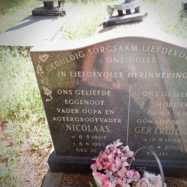 ? Nicolaas 1907-1983 &amp; Gertruida 1908-2000