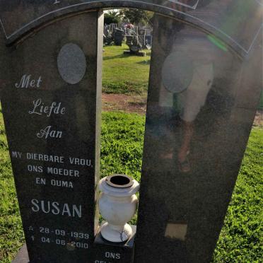 MOLL Susan 1939-2010