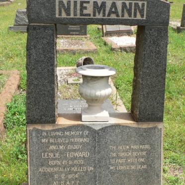 NIEMANN Leslie Edward 1933-1954