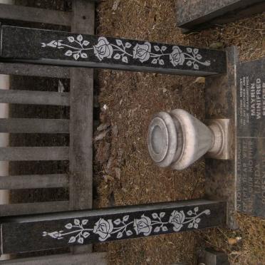 SEEGER Mayrin Winifred 1932-2004 :: SEEGER Desmond T.R. 1953-2007 &amp; Linda Rosemary 1956-1985