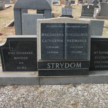 STRYDOM Theodorus Hermanus 1908-1983 &amp; Magdalena Catharina 1910-1994