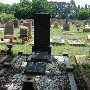 VILLIERS Cecilia Maria, de 1873-1945 :: DE VILLIERS Mynardus :: DE VILLIERS Clasina Tjaardina 192?-200?