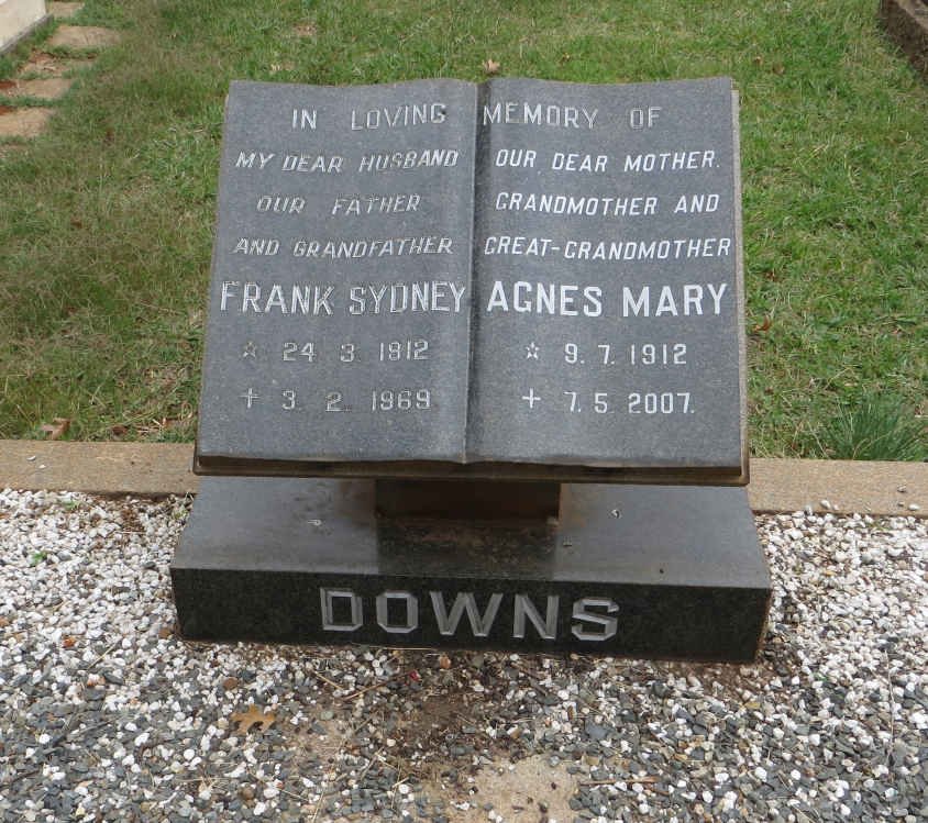 DOWNS Frank Sydney 1912-1969 &amp; Agnes Mary 1912-2007