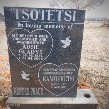 TSOTETSI  Ramoeketsi 1925-2007 &amp; Ausie Gladys 1926-2000