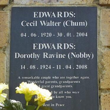 EDWARDS Cecil Walter 1920-2004 &amp; Dorothy Ravine 1924-2008