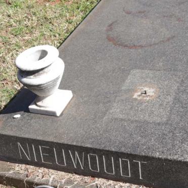 NIEUWOUDT ?