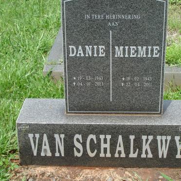 SCHALKWYK Danie, van 1943-2013 &amp; Miemie 1943-2011