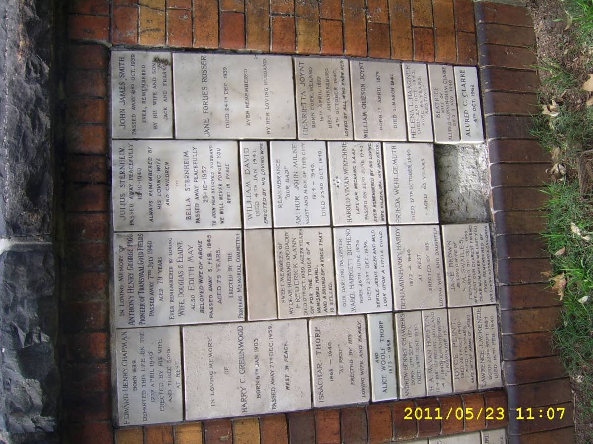 052 Memorial wall