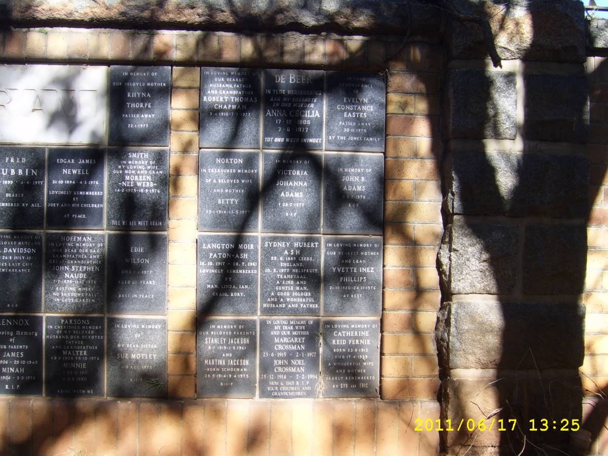 076 Memorial wall