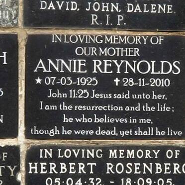 REYNOLDS Annie 1925-2010