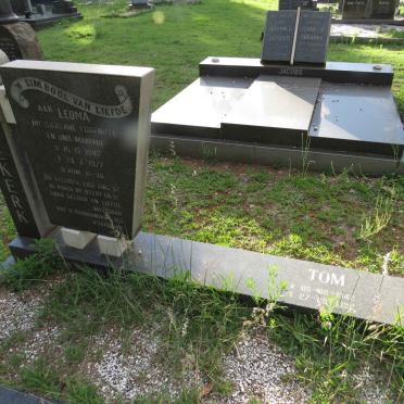 NIEKERK Tom, van 1942-1992 &amp; Leoma 1942-1977 _1