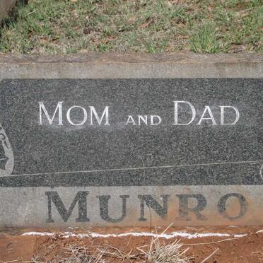 MUNRO Mom & Dad 