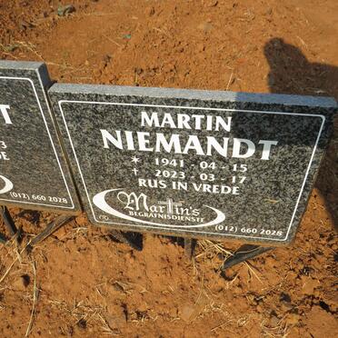 NIEMANDT Martin 1941-2023 & Miemie 1942-2023 _1