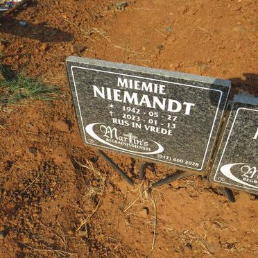 NIEMANDT Martin 1941-2023 & Miemie 1942-2023 _2