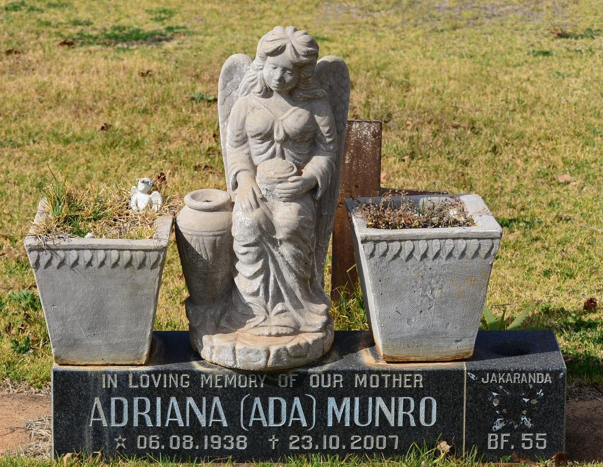 MUNRO Adriana 1938-2007