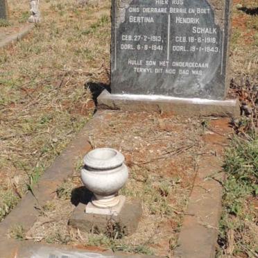 UYS Hendrik Schalk 1918-1943 &amp; Bertina 1913-1941