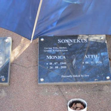 SONNEKUS Attie 1936- &amp; Monica 1940-2010