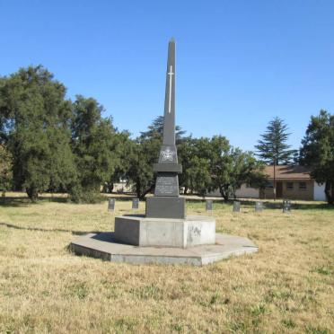 1. Oorsig van Polisiegedenknaald  / Overview of Memorial