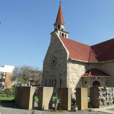 2. Oorsig op die Muur van Herinnering voor die kerk