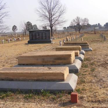 7. Konsentrasiekampgrafte en gedenkplate / Concentration camp graves and plaques