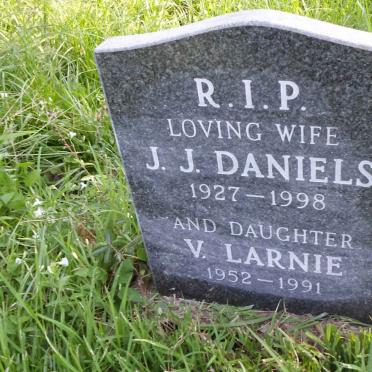 DANIELS J.J. 1927-1998 :: LARNIE V. nee DANIELS 1952-1991