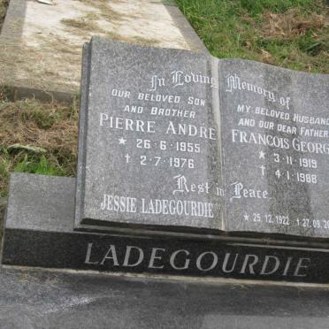 LADEGOURDIE Francois George 1919-1988 :: LADEGOURDIE Jessie 1922-2014 :: LADEGOURDIE Pierre Andre 1955-1976