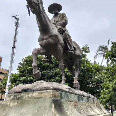 3. Oorsig / Overview Dick KING statue