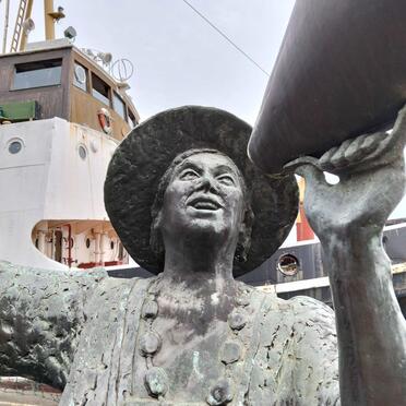 Perla Siedle Gibson Statue