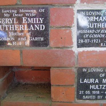 SUTHERLAND Norman Emsley 1921-2000 :: SUTHERLAND Beryl Emily  :: HULTZER Laura Marion 1918-2001